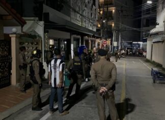 Man uit Pattaya die high is van meth probeert zelfmoord te plegen en steekt kamer in brand na ruzie na breuk