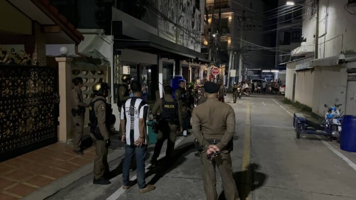 Мужчина из Паттайи на метамфетамине пытается покончить с собой и поджигает комнату после ссоры с девушкой