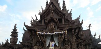 Uroczystość wielowyznaniowa w Sanktuarium Prawdy ku czci Jego Królewskiej Mości Króla Ramy IX Wielkiego i Królowej Matki