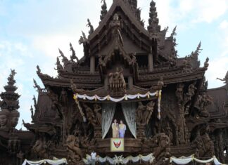 Flerreligiøs seremoni ved Sannhetens helligdom hedrer Hans Kongelige Majestet Kong Rama IX den Store og dronningmoren