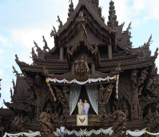 Ceremonia multirreligiosa en el Santuario de la Verdad en honor a Su Majestad Real el Rey Rama IX El Grande y la Reina Madre