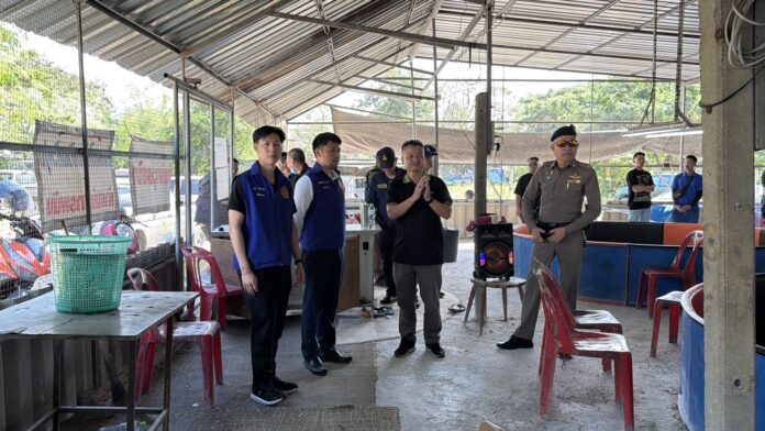 Власти совершили рейд на нелегальное игорное заведение в районе Паттайи, игроки в панике разбежались, 22 человека арестованы