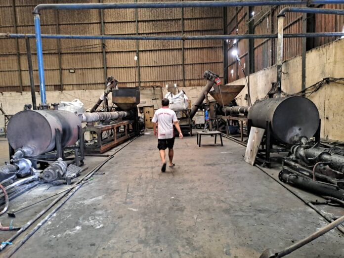 Завод в Чонбури снова закрыт после незаконного возобновления операций по переработке пластика, несмотря на приказ о закрытии