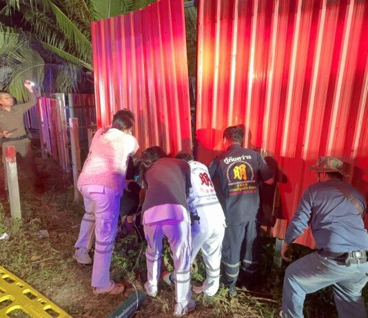 Motocyklista poważnie ranny po uderzeniu w metalowy płot w okolicy Pattayi, gdy próbował uniknąć bezpańskiego psa