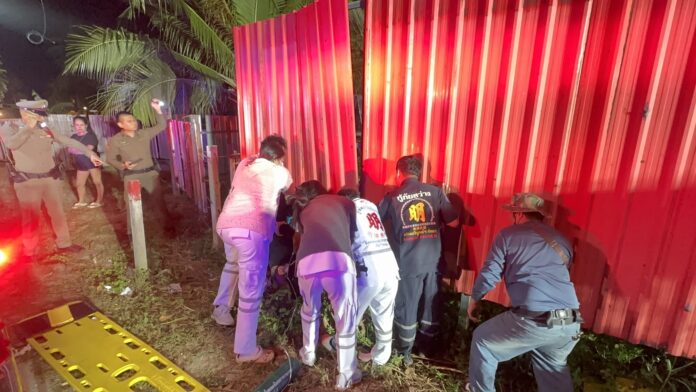 Мотоциклист серьезно пострадал после столкновения с металлическим забором в районе Паттайи, пытаясь избежать бродячей собаки