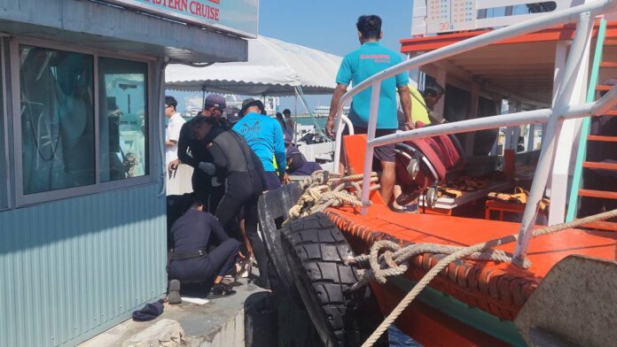 Российский турист получил серьезные травмы после того, как его нога застряла между паромом и причалом в Паттайе