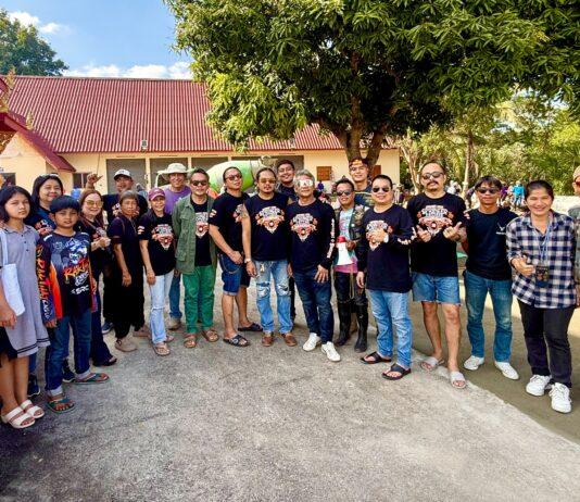 I motociclisti di Pattaya corrono per meriti: un gruppo di motociclisti dona oltre 120,000 baht e aiuta a gettare cemento nel cortile di Wat Khao Kaeo