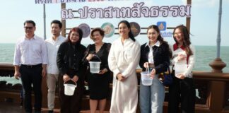 В ходе межконфессиональной церемонии «Святилище Истины» выпустило 890 000 морских животных в залив Паттайи.