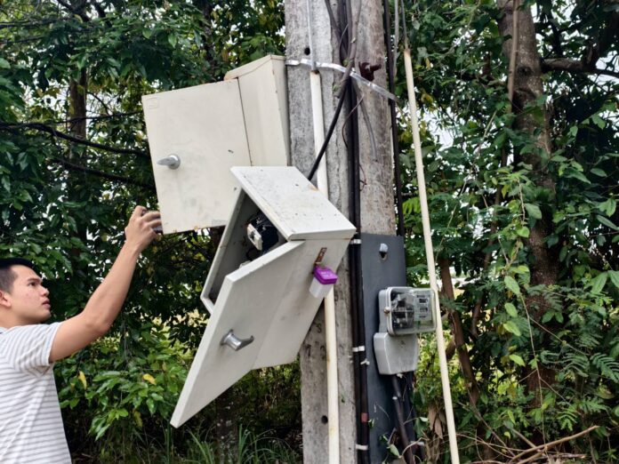 Жители Кхао Май Каев остались в темноте после того, как наглый вор перерезал медные провода из управляющего ящика уличного освещения