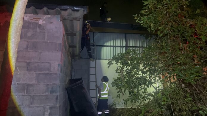 Художник из Паттайи забрался на жилой дом в бредовом и параноидальном состоянии и спровоцировал операцию спасения после употребления метамфетамина