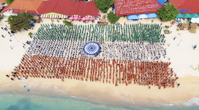 Более 2500 индийских посетителей вписали историю на Кох Ларн в Паттайе, пытаясь установить три рекорда Гиннеса