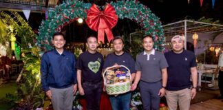 El periódico Athip Burapha celebra su décimo aniversario junto con el 49.º cumpleaños de su editor en una cálida reunión en Pattaya.