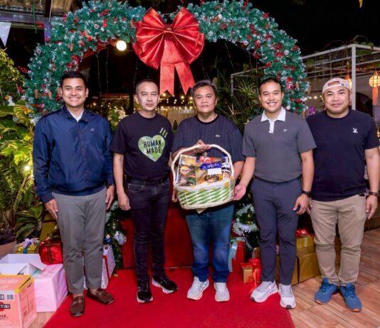 Die Zeitung Athip Burapha feiert ihr 10-jähriges Bestehen und den 49. Geburtstag ihres Chefredakteurs bei einem herzlichen Treffen in Pattaya.