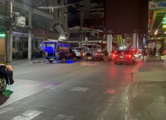 Empörung in den sozialen Medien, nachdem ein umgebauter Pickup-Truck in Pattaya vor über 100 Touristen schwarzen Rauch ausstieß – Video