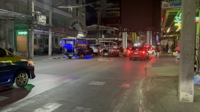 Возмущение в социальных сетях после того, как модифицированный пикап выпустил черный дым на глазах у более чем 100 туристов в Паттайе - Видео