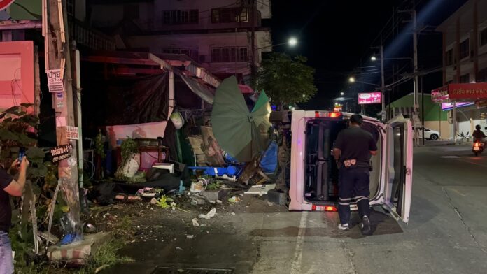 Китаец на фургоне врезался в дом в Паттайе, скрылся пешком, прежде чем быть арестованным полицией