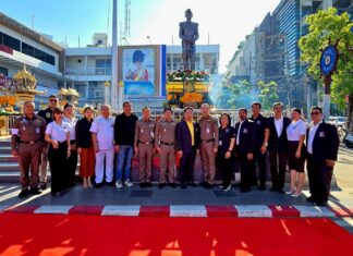 Het politiebureau van Pattaya hield een ceremonie ter ere van de vader van de Koninklijke Thaise Marine ter gelegenheid van zijn geboortedag.