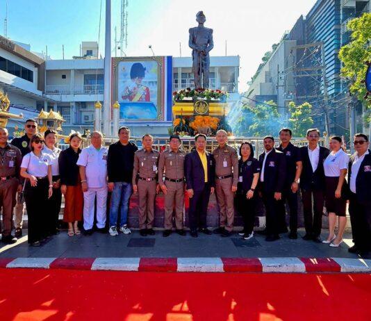 Pattaya bypolitistasjon holder seremoni for å hedre faren til den kongelige thailandske marinen på hans fødselsdag