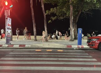 Ulkomaalaiset turistit tappelivat Pattayan rantakadulla pienen olkapääkolarin vuoksi