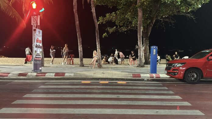 Иностранные туристы устроили драку на улице Паттайи из-за легкого столкновения плечом