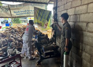 파타야에서 코코넛 껍질 절단기 사고로 미얀마 청년 노동자가 손가락을 잃었습니다.