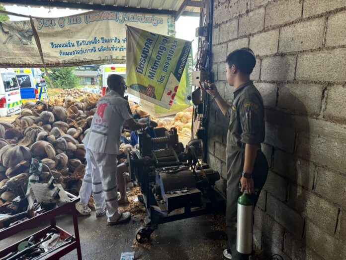 Молодой рабочий из Мьянмы потерял пальцы в аварии с машиной для измельчения кокосовой шелухи в Паттайе