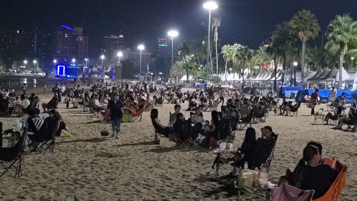 Подростки открыто собираются на пляже Паттайи для поздних посиделок с алкоголем, кратомом и каннабисом, нарушая законы