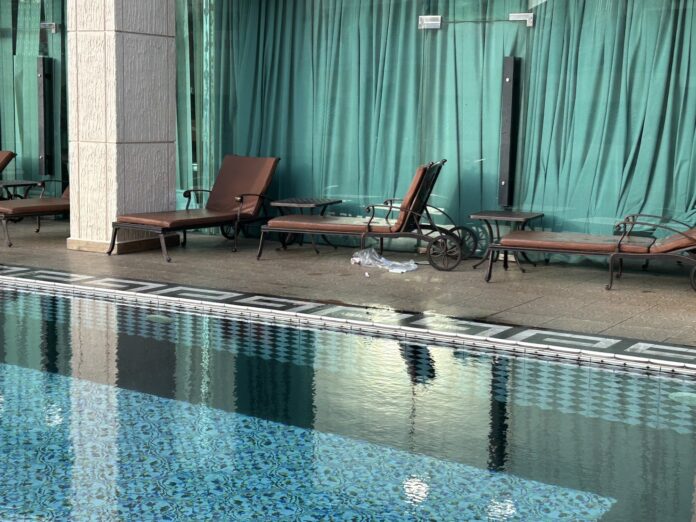 Тайская женщина выжила после падения с 25-го этажа кондоминиума в Паттайе после ссоры с иностранным партнером