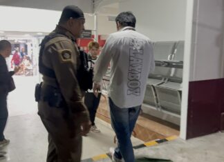 Индийский турист получил ножевое ранение на собственной вечеринке по случаю дня рождения в Паттайе от водителя мототакси, использующего мобильное приложение; подозреваемый сдался.