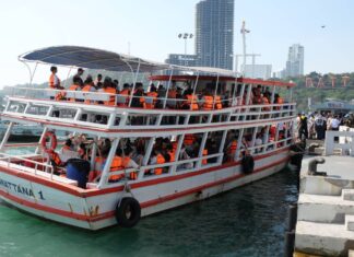 Turistit parveilevat Koh Larnille Pattayan valmistautuessa uudenvuoden juhliin