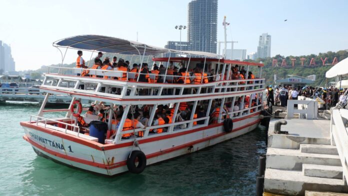 Туристы стекаются на Кох Ларн, поскольку Паттайя готовится к новогодним праздникам