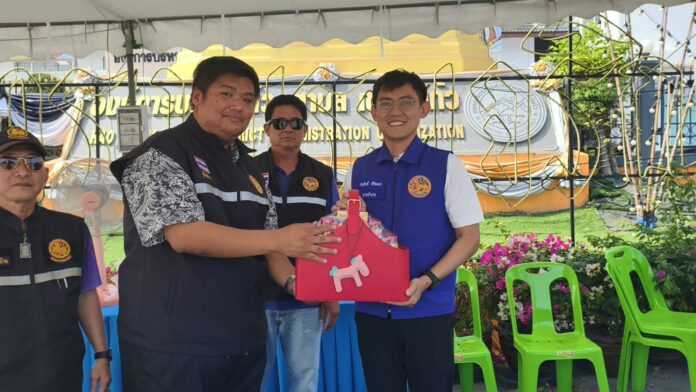 Глава района Бангламунг посетил пункт общественного обслуживания, чтобы поднять моральный дух перед Новым годом