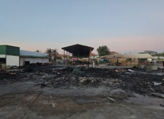 Großbrand zerstört Palettenlager in Recyclinganlage in Chonburi