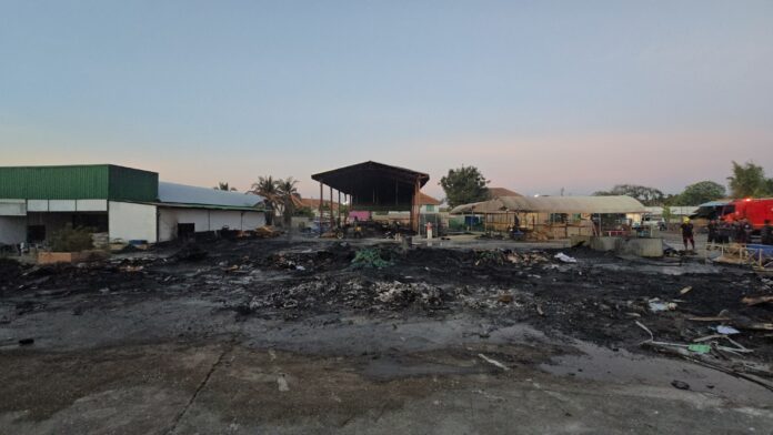 Масштабный пожар уничтожил склад поддонов на объекте переработки в Чонбури