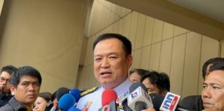 Премьер-министр Таиланда подал королевскую просьбу о роспуске парламента, что открывает путь к досрочным выборам.