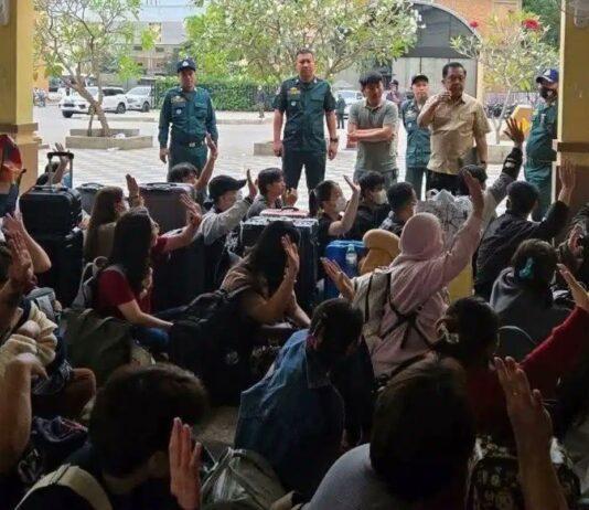 Roughly 7000 Thais Stranded in Poipet, Cambodia, as Thailand Accuses Cambodia of Human Rights Violations For Refusing Their Return
