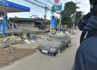 По словам представителей правительства Таиланда, в результате наводнений в Хатъяе погибло сто сорок человек