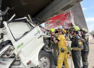 サムットプラカーンで、ゴミ捨て場が歩道橋に衝突し、車両が橋の上に崩落、1人死亡