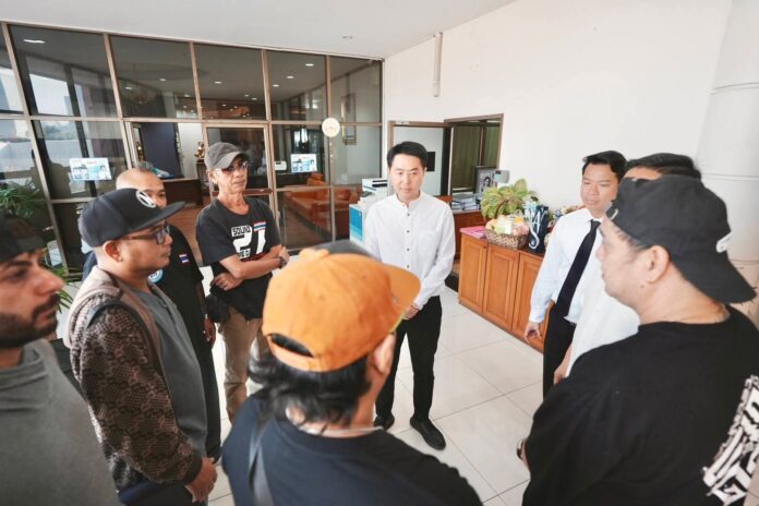 Группа диджеев Паттайи помогает пострадавшим от наводнения