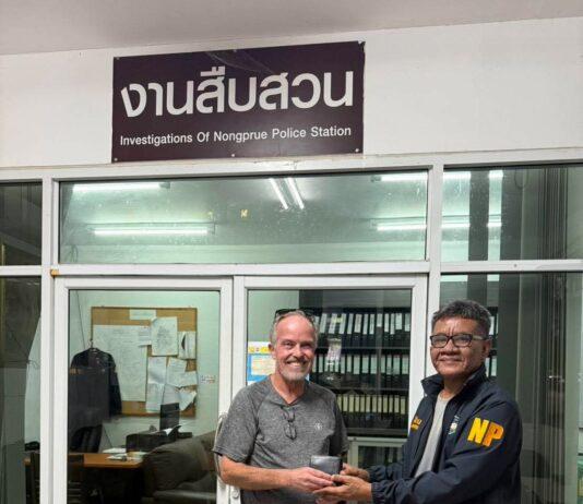 I detective di Nongprue elogiati per aver trovato il portafoglio smarrito di un turista straniero con una grossa somma di denaro