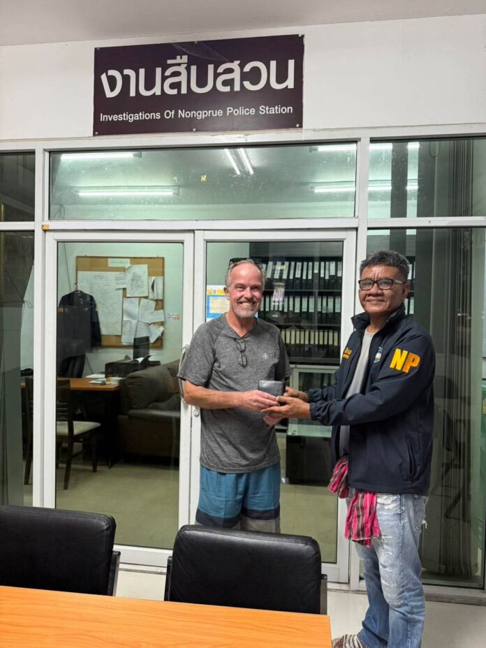 Детективы Нонгпруе получили похвалу за находку потерянного кошелька иностранного туриста с большой суммой наличных