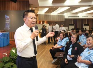 Plaatsvervangende burgemeesters van Pattaya bezoeken oudere inwoners en lanceren training in digitale vaardigheden voor ouderen