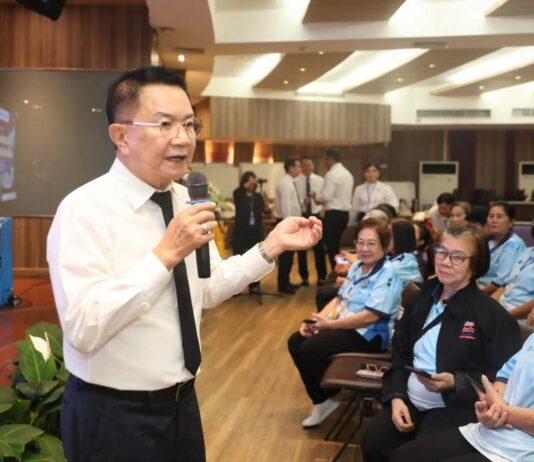 Plaatsvervangende burgemeesters van Pattaya bezoeken oudere inwoners en lanceren training in digitale vaardigheden voor ouderen