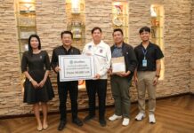 パタヤ、タイ南部の洪水被災者に210,000万バーツの救援金を渡す