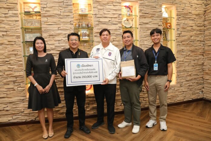 Паттайя передала 210,000 бат в виде пожертвований для помощи пострадавшим от наводнений на юге Таиланда