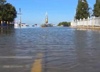 Hoge vloed zet meerdere wegen in Chonburi City onder water