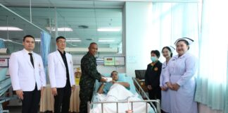 Nestleder for den thailandske 2. arméregionen besøker soldater såret i grensekamp mellom Thailand og Kambodsjana