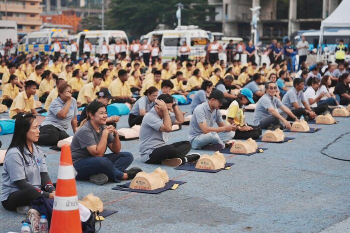 Более 2000 человек обучены навыкам спасения жизни, поскольку Паттайя запускает CPR на пляже 2025