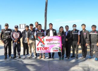 نائب رئيس بلدية باتايا يتفقد وضع المشردين في الشاطئ المركزي، ويحث الجمهور على التوقف عن إعطاء المال للمتسولين.