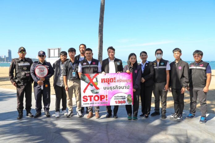 Заместитель мэра Паттайи изучает ситуацию с бездомными на Центральном пляже, призывает общественность прекратить давать деньги попрошайкам